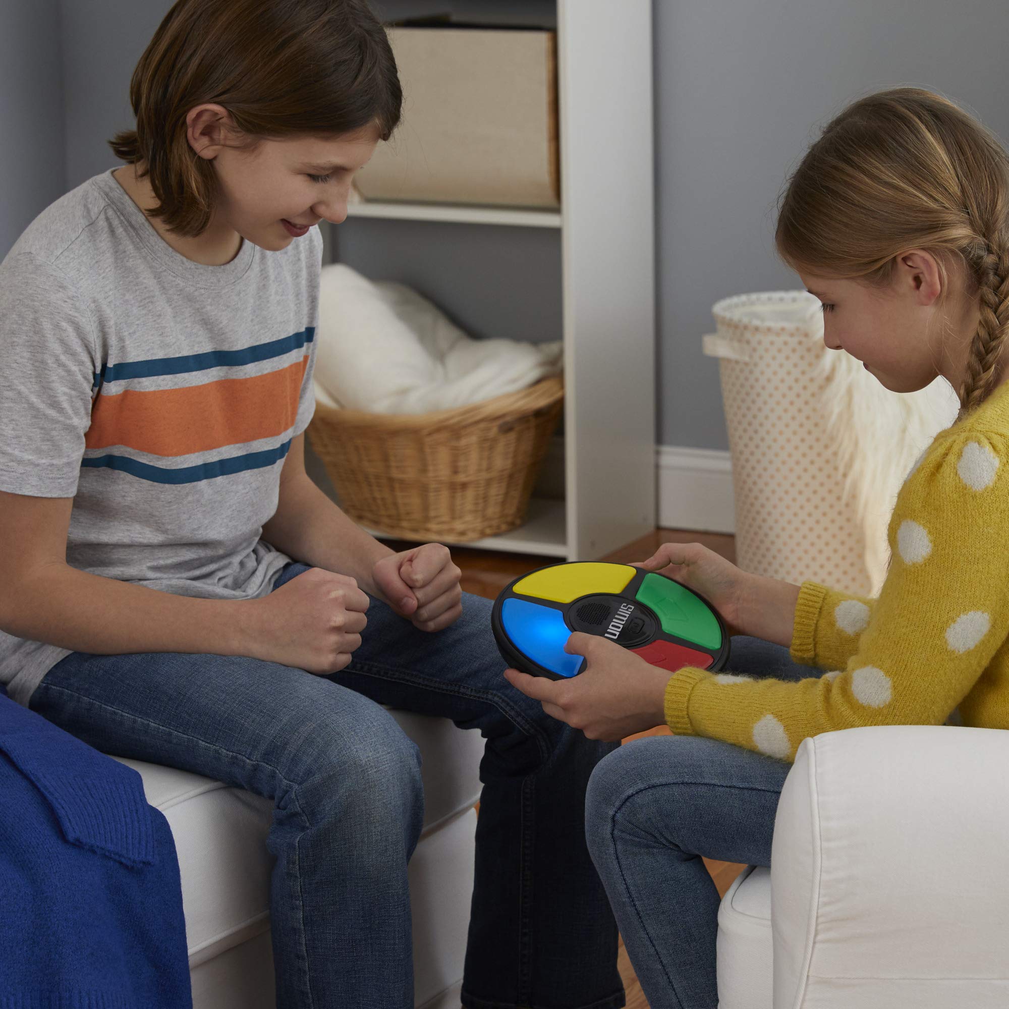 Hasbro Simon Game; Electronic Memory Game for Kids Ages 8 and Up; Handheld Game with Lights and Sounds; Classic Simon Gameplay (E93835L0)