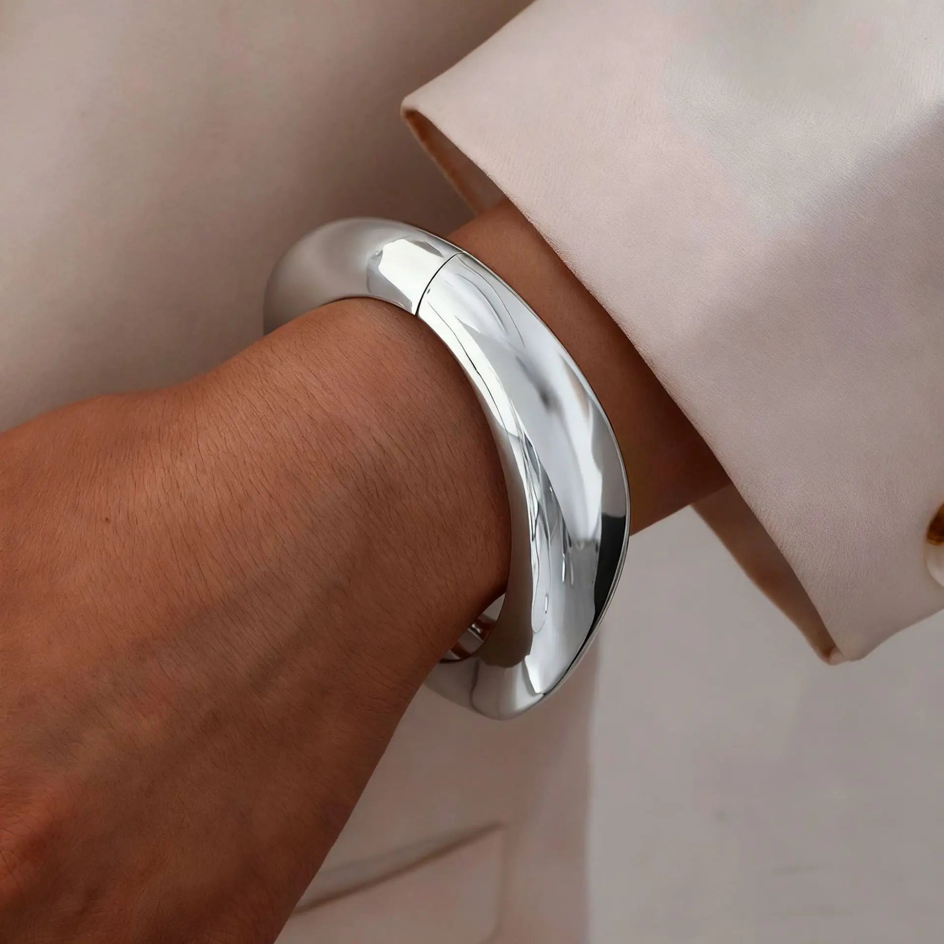 Minimalist Gold Color Chunky Cuff Bangle For Women Fashion Elegant WaterProof Design Open Bracelet Retro Jewelry Accessories