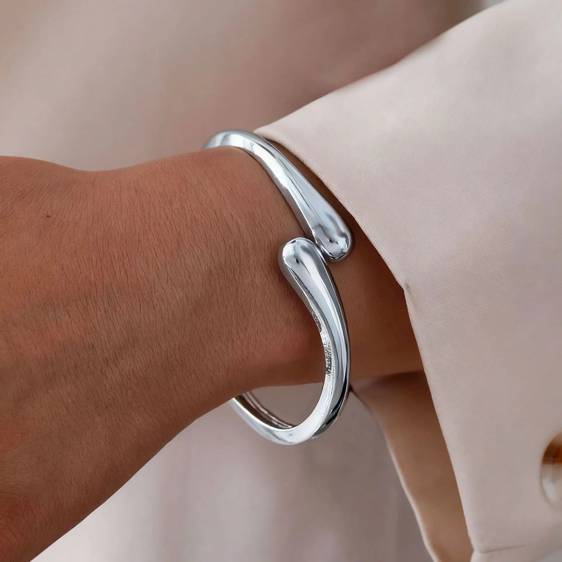 Minimalist Gold Color Chunky Cuff Bangle For Women Fashion Elegant WaterProof Design Open Bracelet Retro Jewelry Accessories