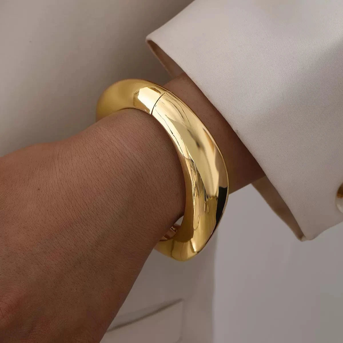 Minimalist Gold Color Chunky Cuff Bangle For Women Fashion Elegant WaterProof Design Open Bracelet Retro Jewelry Accessories