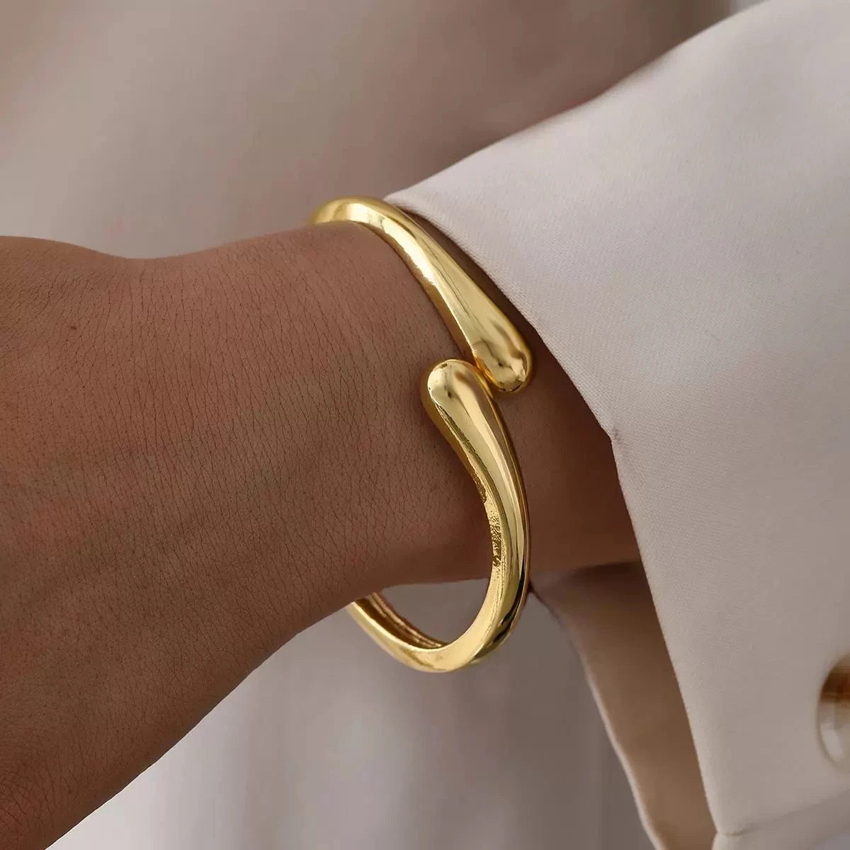 Minimalist Gold Color Chunky Cuff Bangle For Women Fashion Elegant WaterProof Design Open Bracelet Retro Jewelry Accessories