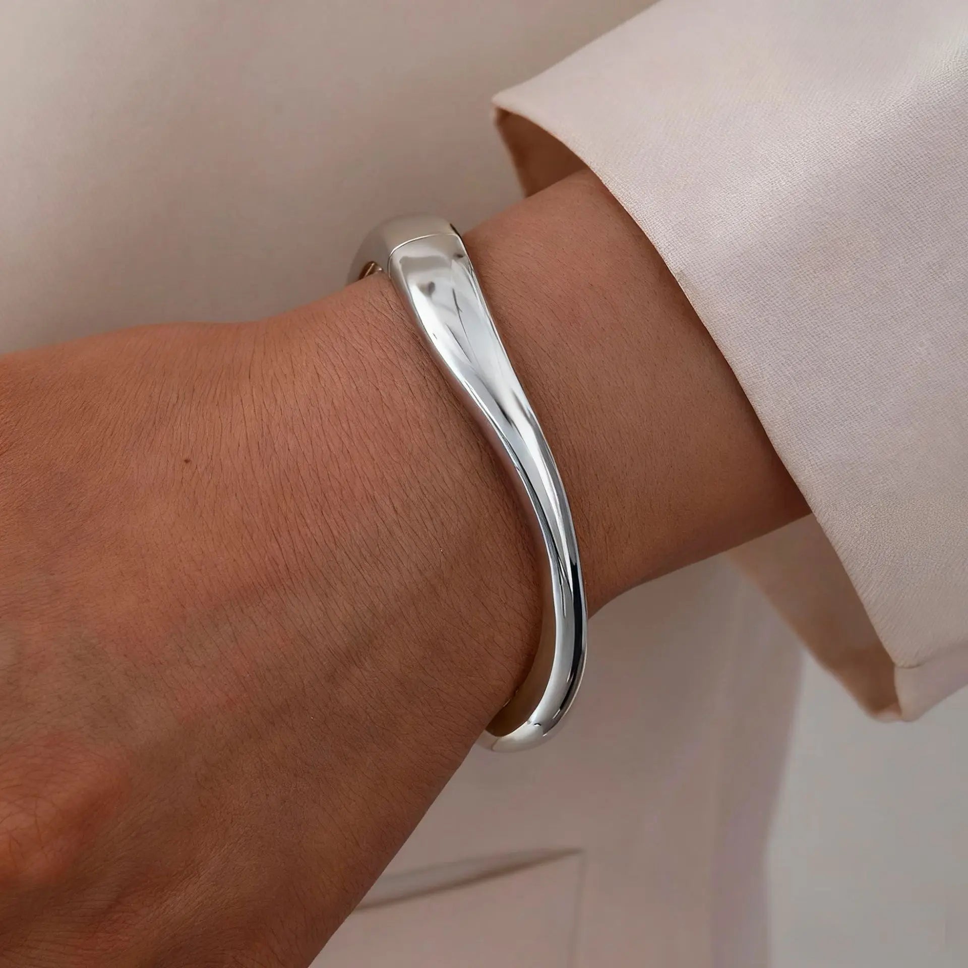 Minimalist Gold Color Chunky Cuff Bangle For Women Fashion Elegant WaterProof Design Open Bracelet Retro Jewelry Accessories