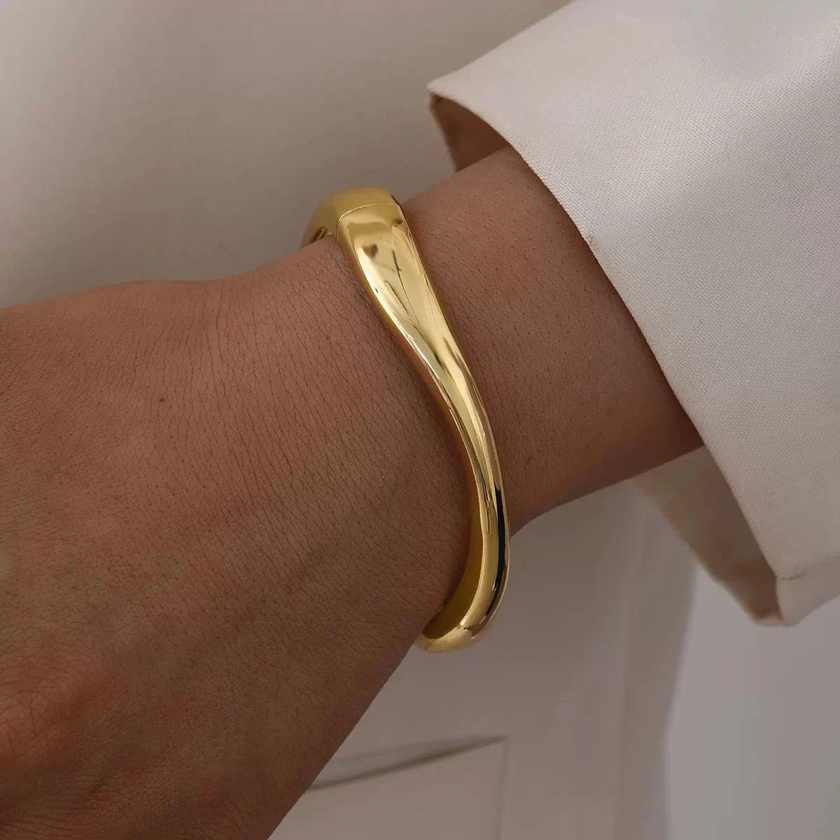 Minimalist Gold Color Chunky Cuff Bangle For Women Fashion Elegant WaterProof Design Open Bracelet Retro Jewelry Accessories